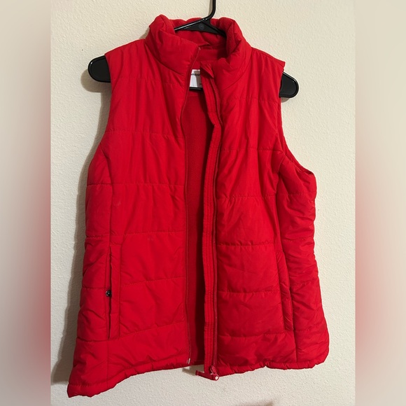 Amazon Essentials Women's Mid-Weight Puffer Vest. Excellent use condition - Picture 3 of 11